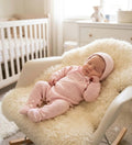Babygrow e touca em malha rosa